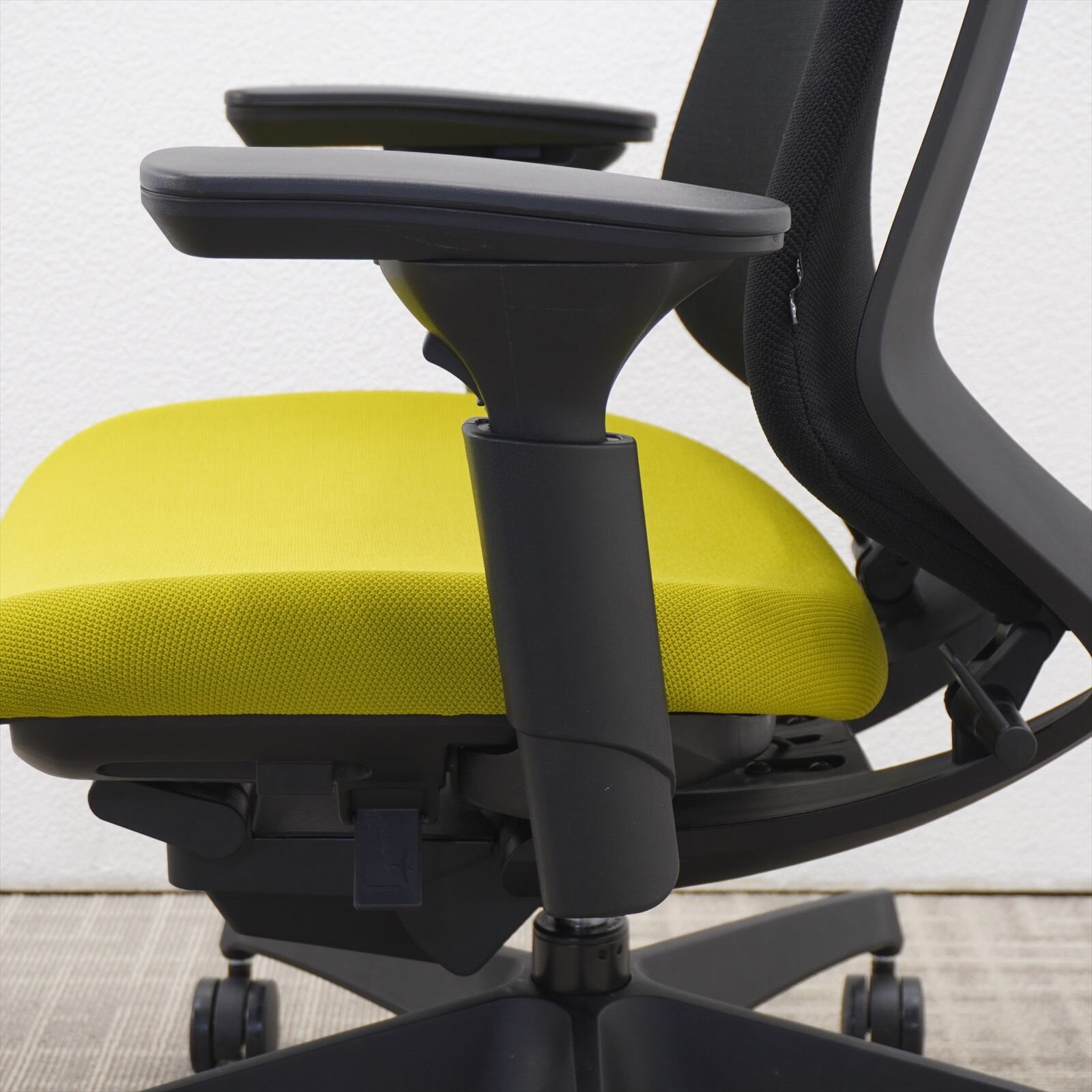 コクヨ デュオラ 可動肘 ハイバック 背クッション グリーン 特価品