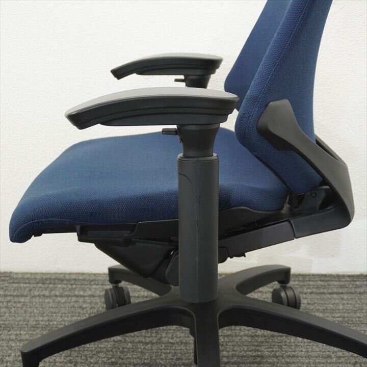 【2018年製】イトーキ エフチェア 可動肘 ハイバック クロスバック ハンガー付 ブラックシェル ネイビーブルー