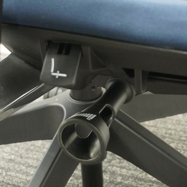 イトーキ フリップフラップ 可動肘 ハイバック ハンガー付 ネイビーブルー 特価品