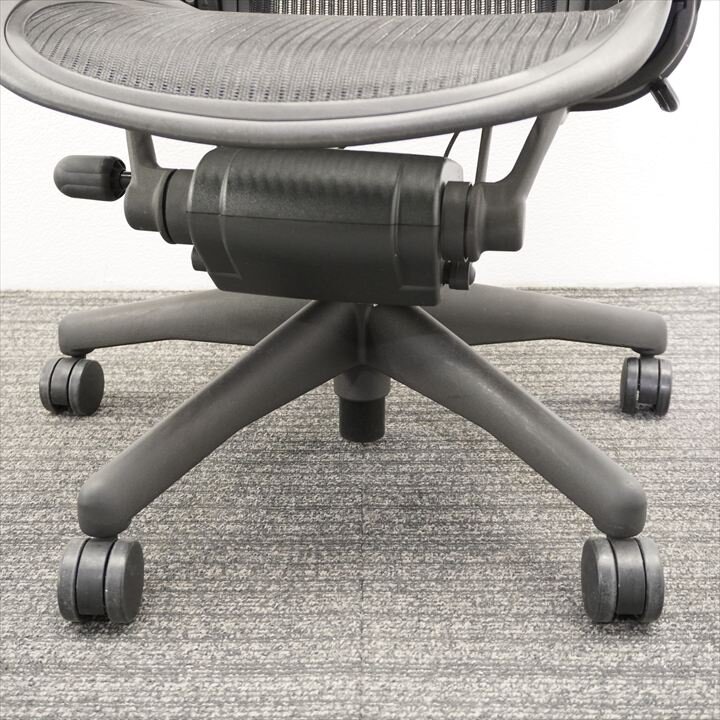 ハーマンミラー アーロンチェア 可動肘 ランバーサポート フル装備 Bサイズ グラファイト 特価品