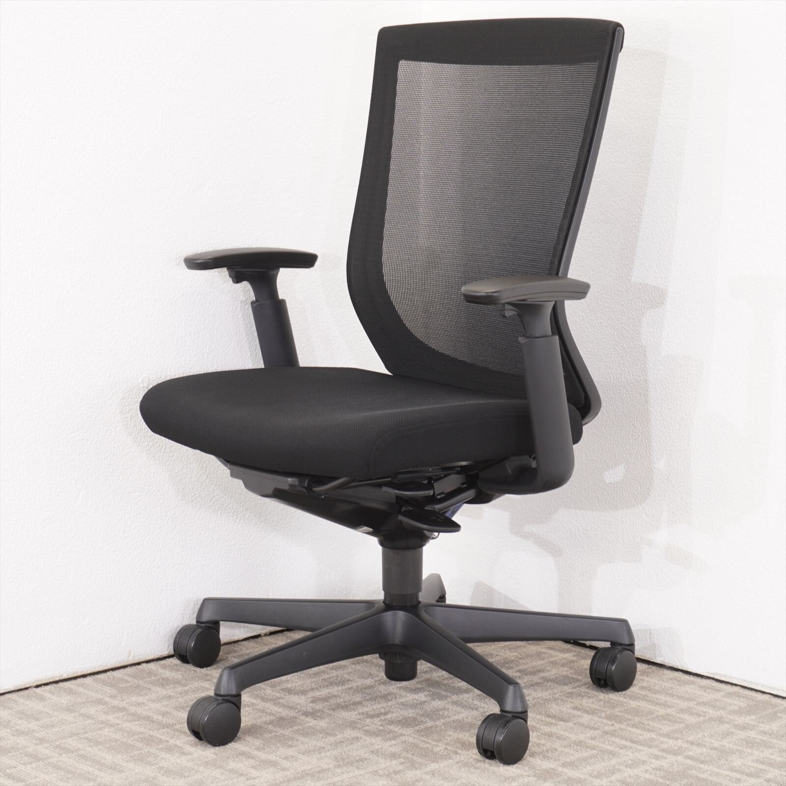 オカムラ エスクード ハイバック 可動肘 ブラック