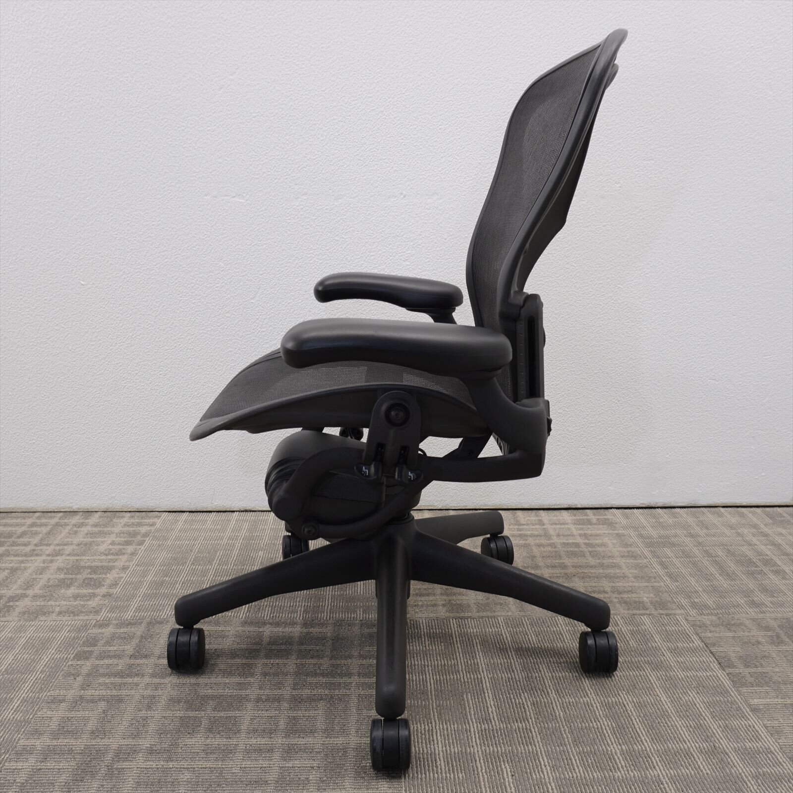 ハーマンミラー アーロンチェア 可動肘 ランバーサポート フル装備 Bサイズ グラファイト 特価品 (1)