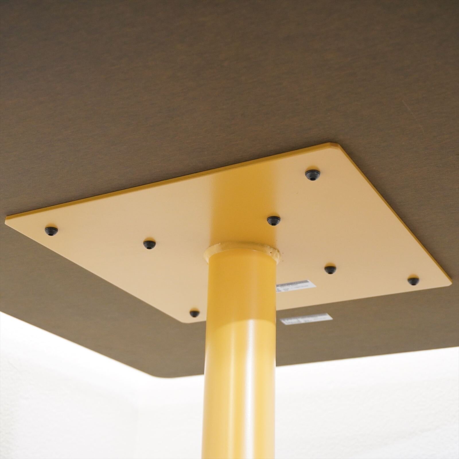 オカムラ アクティアフェロー ミーティングテーブル W750 D650 H720 アジャスター脚 支柱／イエロー 天板／ホワイト