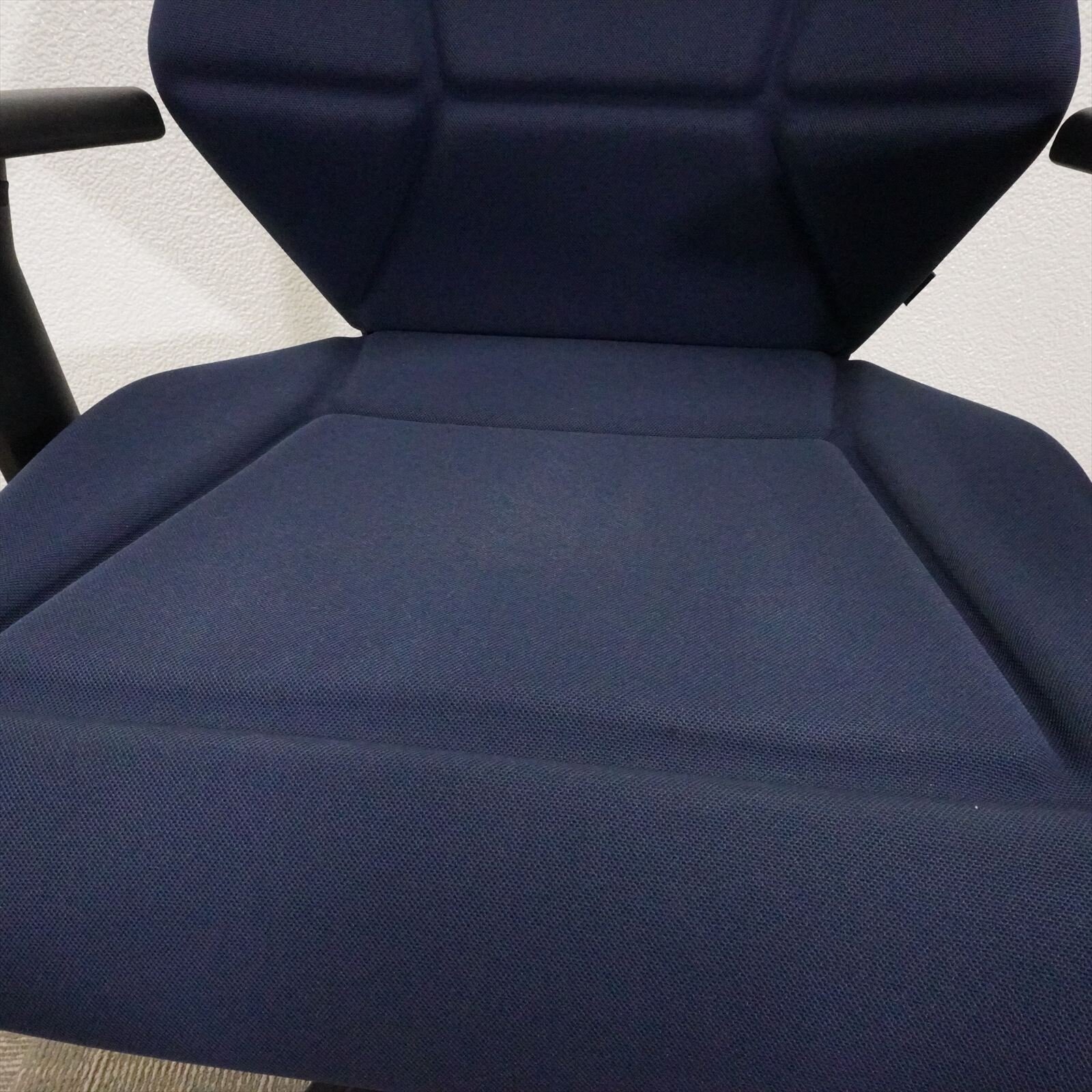 イトーキ フリップフラップ 可動肘 ハイバック ハンガー付 ネイビーブルー 特価品（2）