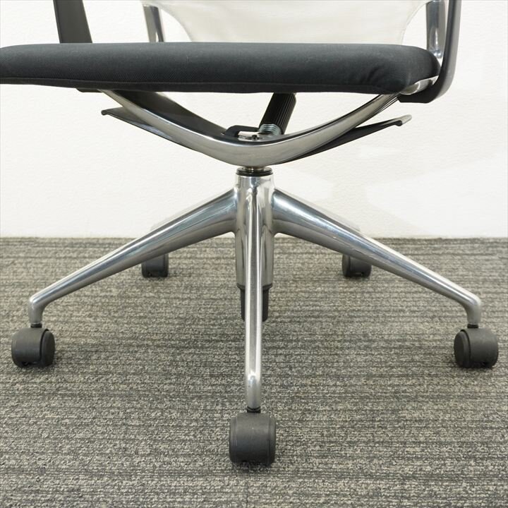 ヴィトラ メダチェア 肘付 ホワイト／ブラック