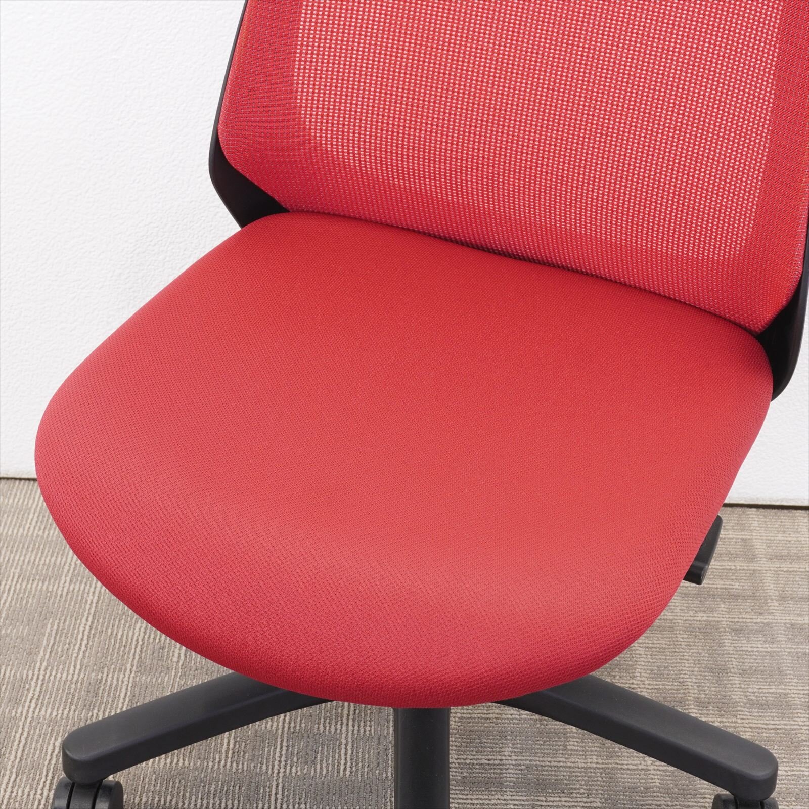 イトーキ ノナチェア ハンガー付 ラズベリーレッド